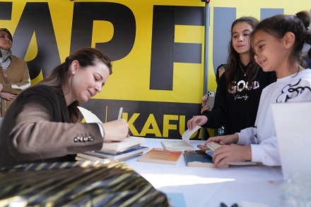 Şermin Yaşar, Kitap Fuarı’nda Okurlarıyla Buluştu